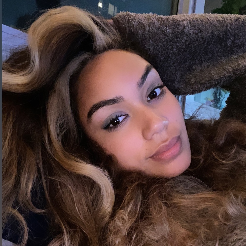 Meet your Posher, Elyssa